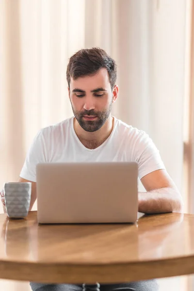 Foto av affärsman som styr sitt företag på distans som en frilansare. — Stockfoto