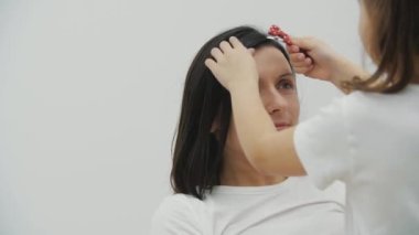 4k video mutlu orta yaşlı anne konuşurken kızına bakıyor.