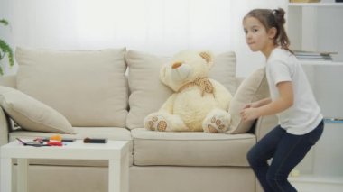 4K video 'da kız öğrenci evde makyaj yapıyor..