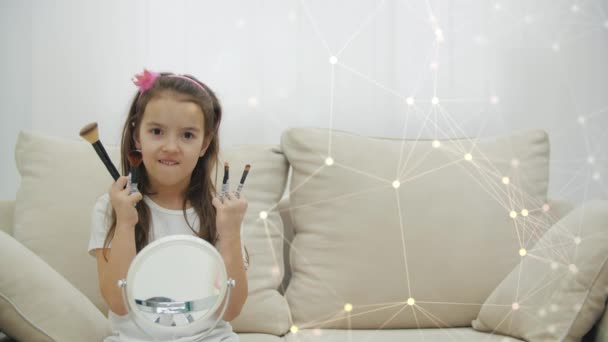 4k βίντεο slowmotion του μικρού κοριτσιού κάνει μακιγιάζ κάθεται σε λευκό καναπέ. — Αρχείο Βίντεο