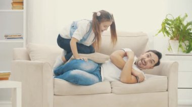 4k yavaş çekim video, yorgun ama gülümseyen baba ve enerjik kızının.