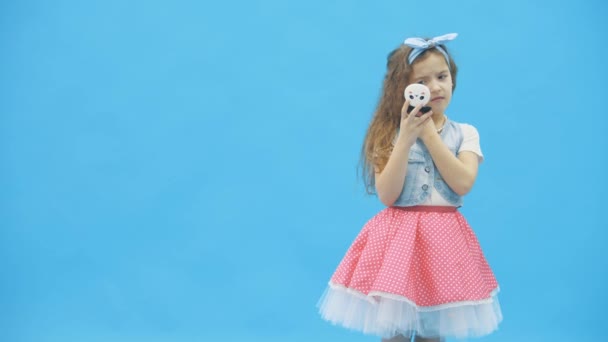 4k spowolnienie wideo, gdzie modne dziewczyny patrząc na lustro. — Wideo stockowe