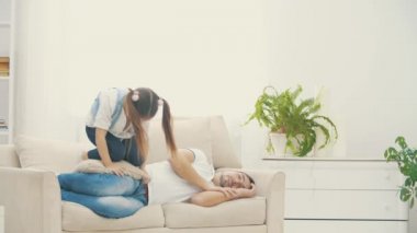 Gülümseyen baba ve enerjik kızı 4K yavaş çekim videosunda..
