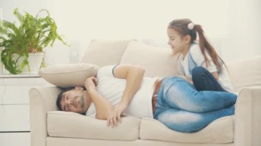 4k yavaş çekim videosu. Yorgun baba kızı enerjikken uyumak istiyor..