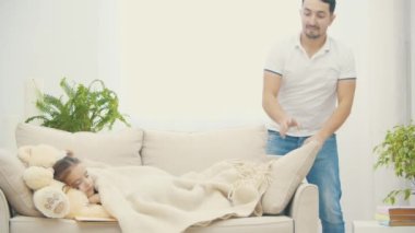 Küçük kız beyaz vagonda uyuyor..