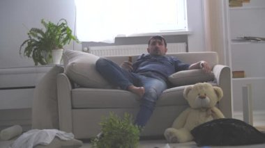 Sarhoş bir adam sabahın 4 'ünde yavaş çekimde birasını içiyor..