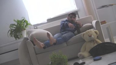 4k yavaş çekim videosu. Sarhoş bir adam nerede oturduğunu anlayamaz..