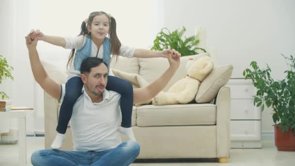 Kleines Mädchen und ihr Vater posieren in 4k-Zeitlupenvideo vor einer Kamera. — Stockvideo