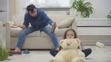 4K yavaş çekim videosu. Uykulu sarhoş adam sabahları küçük kızına bakıyor..
