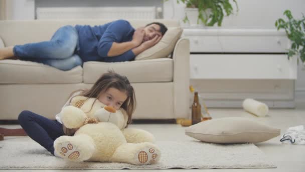 Filha jogando enquanto pai bêbado dormindo em 4k slow motion vídeo. — Vídeo de Stock
