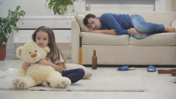 Сонный пьяный мужчина смотрит на свою маленькую дочь утром в 4k slowmotion видео. — стоковое видео