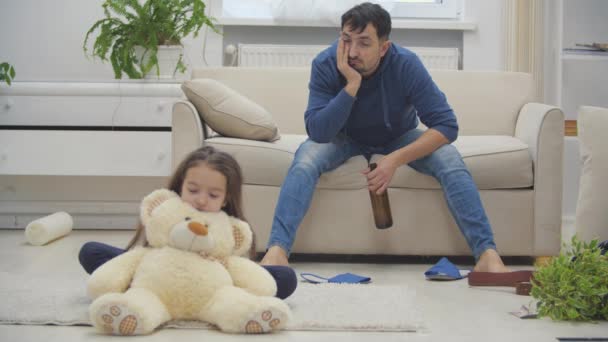 Seul enfant jouant sur le sol avec un ours en peluche en vidéo ralenti 4k. — Video