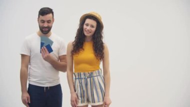 Ellerinde pasaportları olan mutlu genç çiftin 4k yavaş videosu..