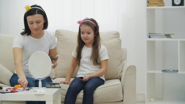 4kビデオの母適用構成と彼女の娘泣きます横に. — ストック動画