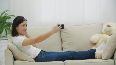 Anne ve kızının selfie çektiği 4k video..