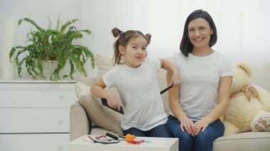 Anne ve kızının kozmetik palet kullandığı 4k video.