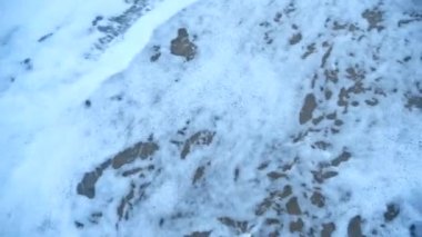 Deniz dalgalarının kıyılarında güçlü bir gelgit