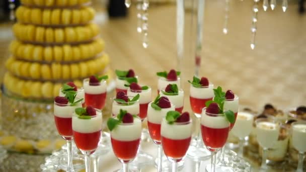 Framboises Rouges Dans Verre Une Table Buffet — Video