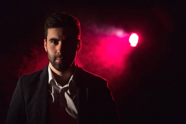 Arka planda duran adam ve pembe ışığın 3D çizimi.