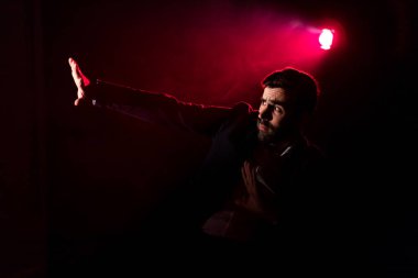 Arka planda poz veren adam ve pembe ışığın 3 boyutlu çizimi.