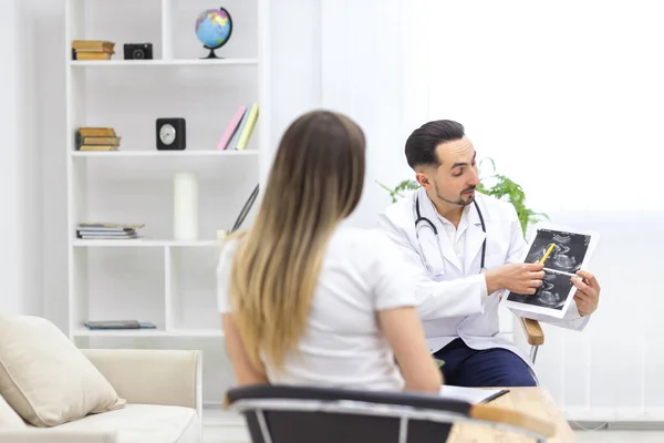 3 boyutlu resimde hamile kadın klinikteki doktoru ziyaret ediyor..