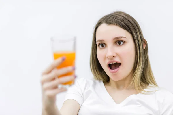 Foto di una donna incinta che guarda il bicchiere di succo d'arancia. — Foto Stock