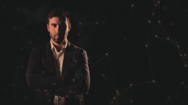 Siyah zemin üzerinde yetişkin bir adamın pleksus parçacıkları ile 4k yavaş çekim videosu.