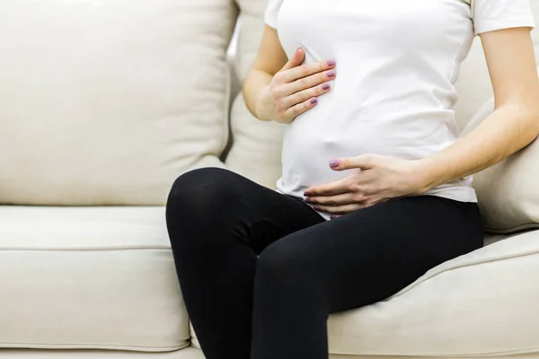 Ausgeschnittenes Foto einer schwangeren Frau, die ihren Bauch berührt. — Stockfoto