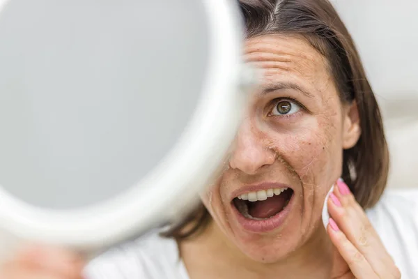 Foto de una mujer que tiene problemas de piel mirándose en el espejo. — Foto de Stock