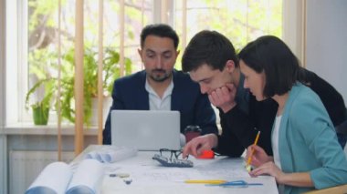 Yeni bir proje üzerinde çalışan ofis çalışanlarının 4K videosu.