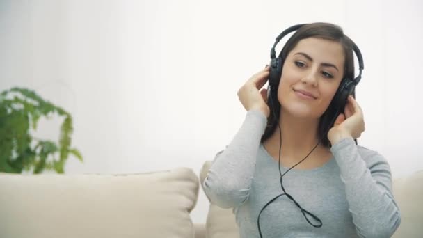 4k vídeo de la mujer embarazada escuchando música en los auriculares. — Vídeo de stock