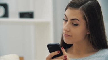 4k yavaş çekimde hamile kadının telefon kullanışının videosunu kapat.