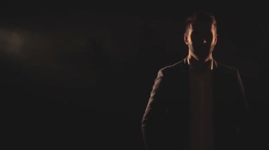Gölgede baş parmağını gösteren 4K yavaş çekim videosu..