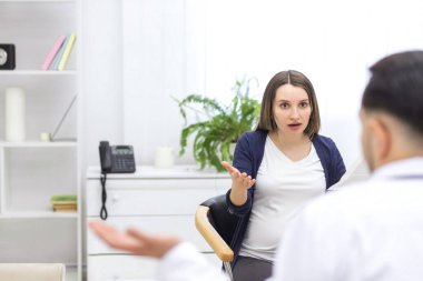 Hamile bir kadının doktorla konuştuğu fotoğraf..