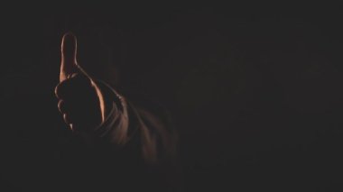 Siyah arka planda bir erkeğin 4k videosu.