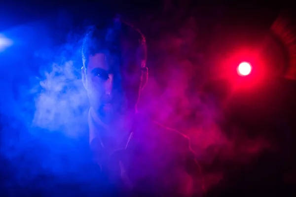 연기와 핑크와 푸른 빛을 배경으로 서 있는 사람의 사진. — 스톡 사진