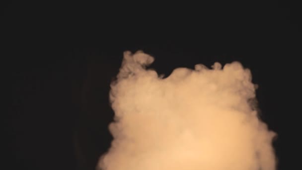 4k видео, на котором мужчина крупным планом появляется в дыму. — стоковое видео