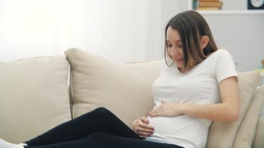 Telefonla gülümseyen hamile kadının 4K videosu..