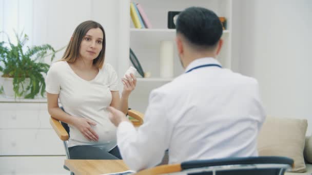 4k slowmotion video of pregnant woman speaking with a doctor. — Stock Video