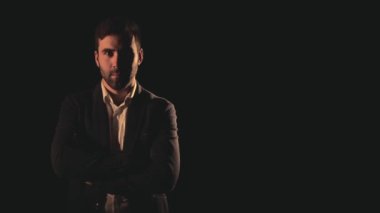 Siyah arka planda siyah takım elbiseli bir adamın 4K videosu..