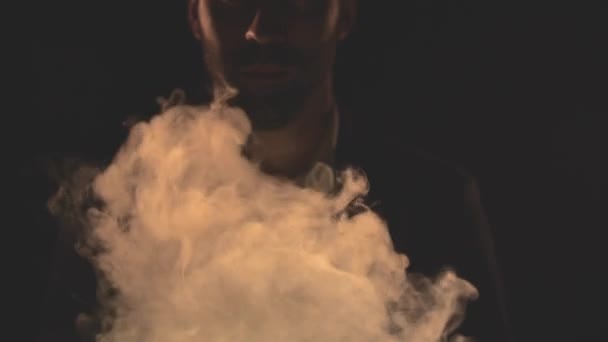 4k close up video di uomo nel fumo mostrando pugni. — Video Stock