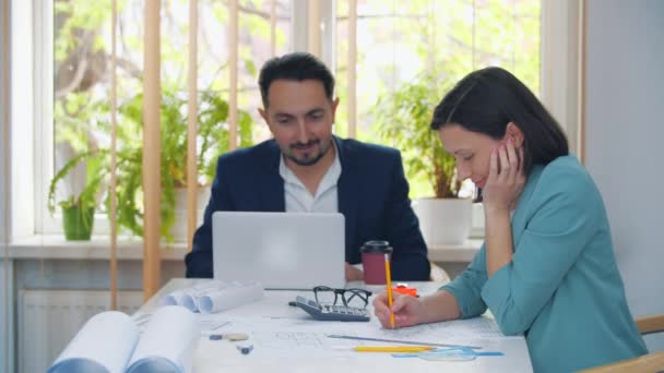 4k video de colegas en ropa formal discutiendo ideas de negocios mientras se reúnen en la mesa en la oficina moderna. — Vídeos de Stock