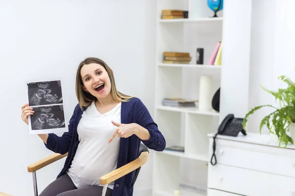 超音波レポートを保持しているオープン口を持つ妊婦の写真. — ストック写真