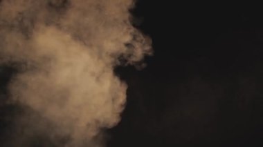 4k gölgede ve dumanlı erkek yüzünün yavaş çekim videosu.