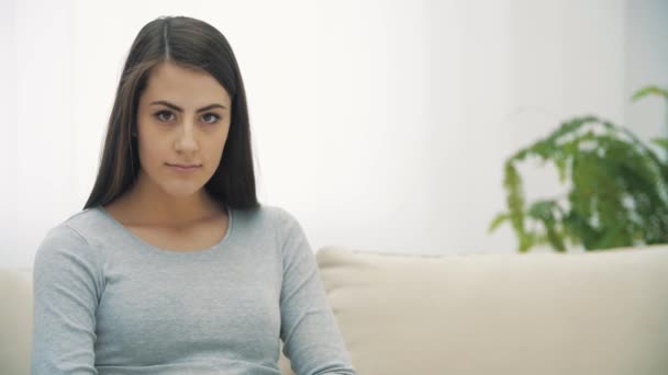 4k zpomalení close up video těhotné ženy na sobě ležérní oblečení. — Stock video