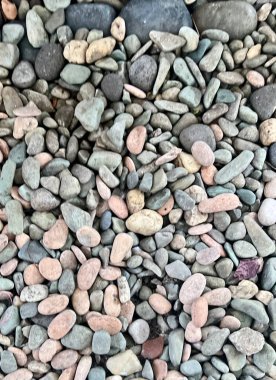 Yumuşak renkli çakıl taşlarının canlı bir karışımı doğal bir taş dokusu yaratır. Özgeçmiş, spa temaları, doğa tasarımları, peyzaj kavramları ve soyut dekoratif görseller için ideal..