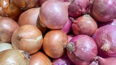 Canlı Shallot Toplu Gösterimi. Doğal ışık ve doku içeren bol renkli bir yığın taze soğan yemek dergisi kapakları, market sahneleri ya da iştah açıcı bir his gerektiren malzeme odaklı görseller için harikadır..