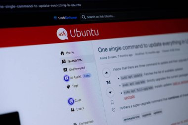Poznan, Polonya - 11 Eylül 2025: Linux kullanıcıları için detaylı cevaplar ve teknik destek sunan bir çevrimiçi platform olan Ubuntu 'ya sorun