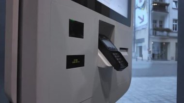 Bireysel etkileşim modern bir self-servis dağıtım kiosk, verimli paket alımı ve güvenli dijital erişim için mobil bir cihaz koyarak