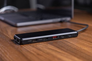 Güç dağıtımı ve çoklu ekran çıktısı olan çok yönlü siyah bir USB-C yanaşma istasyonuna yakın çekim, gelişmiş dijital çalışma alanı verimliliği için dizüstü bilgisayar bağlantısını genişletme